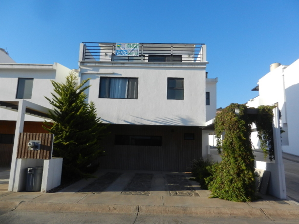 Casa en Venta en Ensenada en zona Privada muy cerca de los mejores centros comerciales
